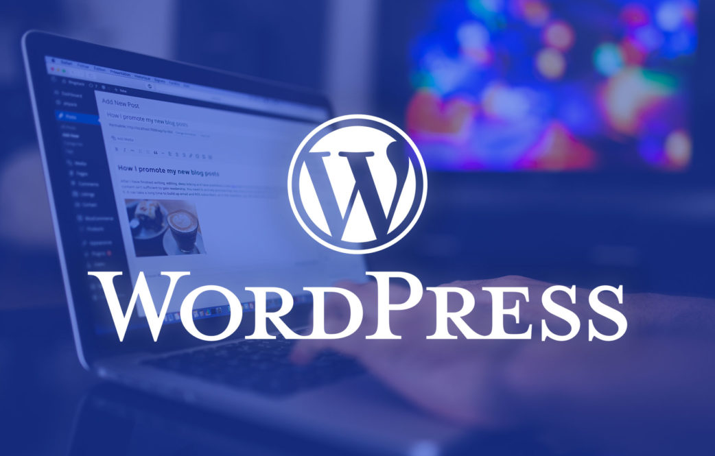 L’interface de gestion du blog WordPress s’affiche sur l’écran de l’ordinateur portable, avec le logo WordPress superposé sur le devant.