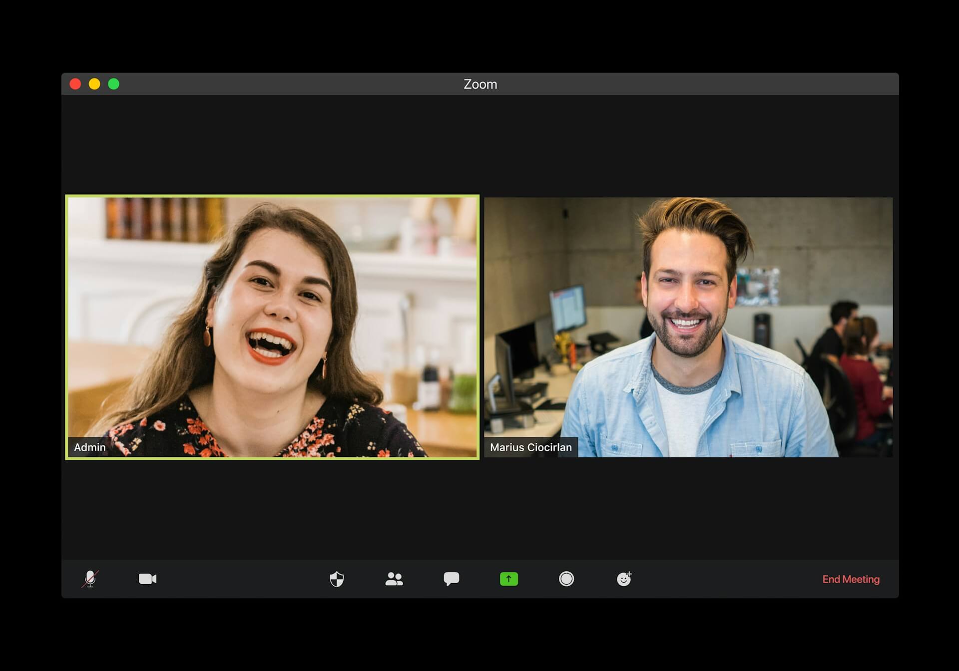 Importation, revente, transfrontalière, CE : Deux personnes souriantes lors d’un appel vidéo. La femme à gauche et l’homme à droite sont affichés séparément dans l’interface de réunion Zoom.